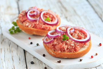 Brötchen mit Mett und Zwiebeln