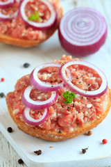 Brötchen mit Mett und Zwiebeln