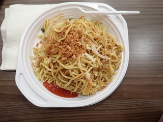  chinese noodles fire with vegetables on a plastic plate