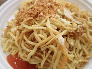  chinese noodles fire with vegetables on a plastic plate