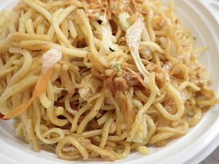  chinese noodles fire with vegetables on a plastic plate
