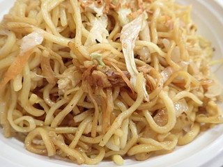  chinese noodles fire with vegetables on a plastic plate