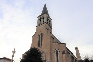 Fototapeta premium Eglise catholique Saint Martin dans le village de Magneneins - Département de l'Ain - Région Rhône Alpes - France - Construite au 19 ème siècle - Vue de l'extérieur