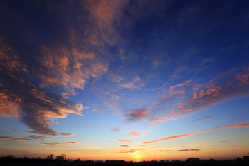 Obłoki i chmury na błękitnym niebie w czasie zachodu słońca.	