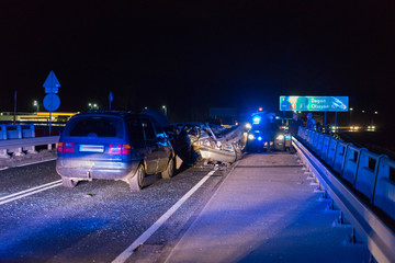 Wypadek drogowy w nocy. © boguslavus