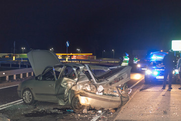 Wypadek drogowy w nocy. © boguslavus