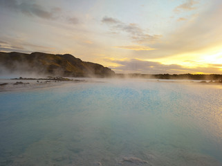 Obraz premium Beautiful landscape of Blue Lagoon thermal bath in Iceland with steam in a cold atmosphere in sunset with a dramatic sky.