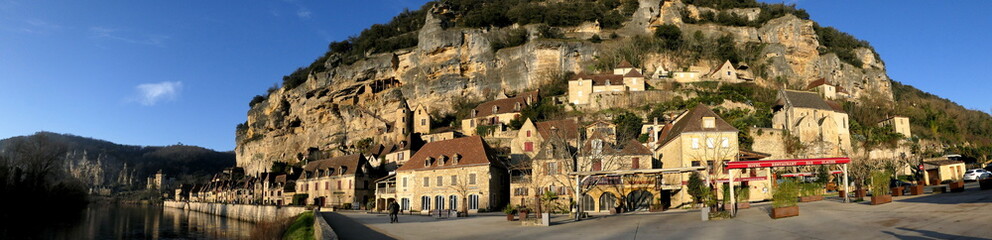 Panoramic view of the medieval village of La Roque Gageac in the Dordogne, France - set amongst towering cliffs. One of the most visited tourist spots in France
