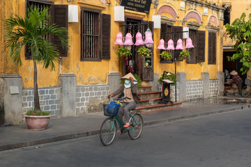 Fototapeta na wymiar Cycling through Hoi An