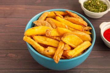 papas fritas con salsas