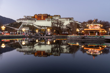Fototapeta na wymiar Stunning twilight over the famous Potala Palace in Lhasa old town in Tibet, China