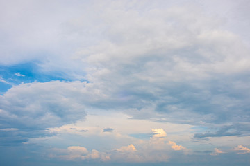 Fototapeta premium Beautiful cloudy sky with rays of sunshine