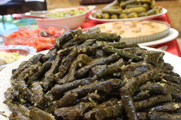 Comida &aacute;rabe, ni&ntilde;os envueltos, hojas de parra