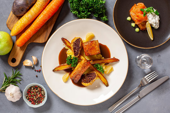 Trio wieprzowe - boczek wolno pieczony, żeberko glazurowane, kaszanka w panko -   puree ziemniaczane, pieczony czosnek, mus jabłkowo-cydrowy, demi-glace, karmelizowana marchewka