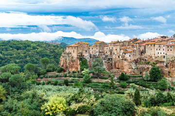 Fototapeta na wymiar View of the medieval village Pitigliano founded in Etruscan time on the tuff hill, Tuscany, Italy