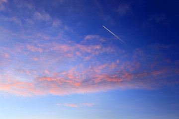Obłoki i chmury na błękitnym niebie w czasie zachodu słońca.	