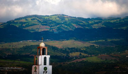 foto tomada a una de las iglesias ubicas en San Ramón de Costa Rica, con una excelente vista a las...