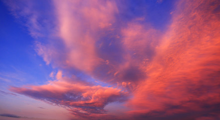Fototapeta na wymiar Obłoki i chmury na błękitnym niebie w czasie zachodu słońca.