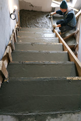 The worker pours the stairs onto the second floor by hand.