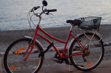 Fototapeta na wymiar Ein Fahrrad auf der Promenade des Anglais in Nizza