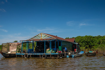 Fototapeta premium Kompong Khleang pływająca wioska nad jeziorem Tonle Sap w Kambodży