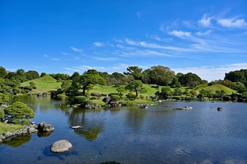 ビルに囲まれた日本庭園の情景