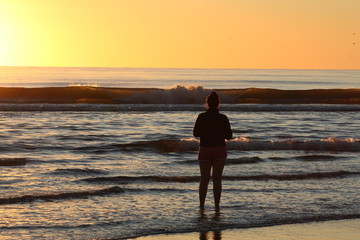 El amanecer y las olas