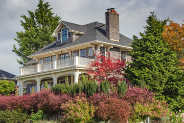 A large mansion and surrounding plants Seattle Washington. - obrazy, fototapety, plakaty