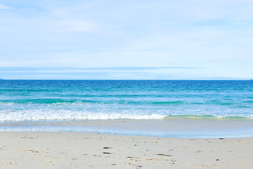 Fototapeta na wymiar Ocean waves on beach