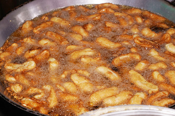 Fried bananas are Thai desserts by cutting bananas into sheets. Then moistened with flour containing rice flour, grated coconut, roasted sesame, sugar and coconut milk. Fry in hot oil in the pan.