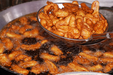 Fried bananas are Thai desserts by cutting bananas into sheets. Then moistened with flour containing rice flour, grated coconut, roasted sesame, sugar and coconut milk. Fry in hot oil in the pan.