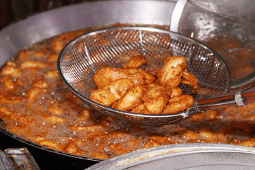 Fried bananas are Thai desserts by cutting bananas into sheets. Then moistened with flour containing rice flour, grated coconut, roasted sesame, sugar and coconut milk. Fry in hot oil in the pan.