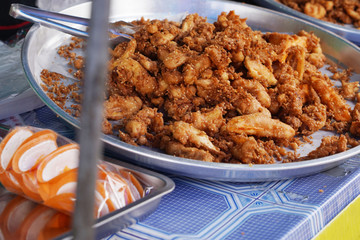 Fried bananas are Thai desserts by cutting bananas into sheets. Then moistened with flour containing rice flour, grated coconut, roasted sesame, sugar and coconut milk. Fry in hot oil in the pan.