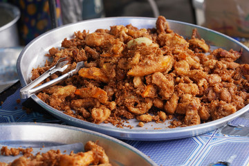 Fried bananas are Thai desserts by cutting bananas into sheets. Then moistened with flour containing rice flour, grated coconut, roasted sesame, sugar and coconut milk. Fry in hot oil in the pan.