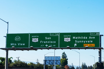 Fototapeta premium Interstate 237 and 101 highway road sign showing drivers the directions, exit number and exit only lane to Mtn View, San Francisco and Sunnyvale in Silicon Valley