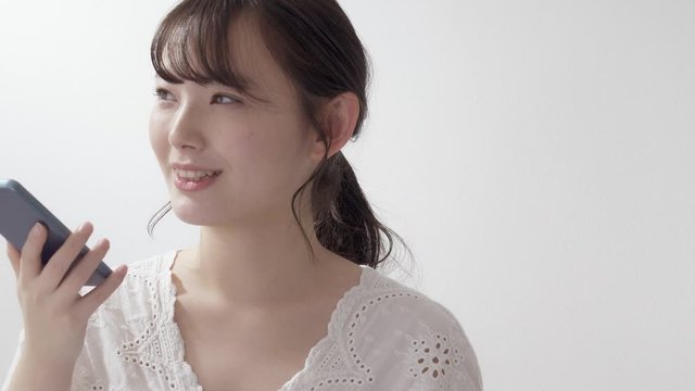 若い女性　音声入力　AI