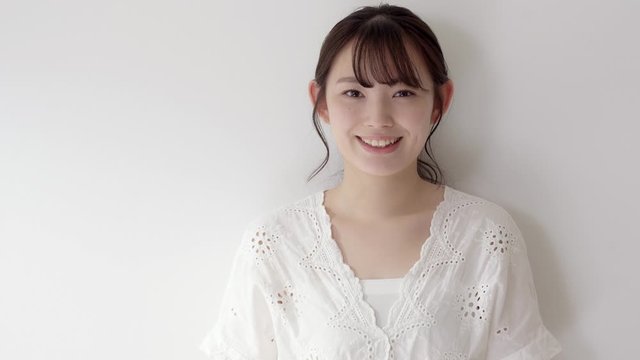 若い女性　笑顔