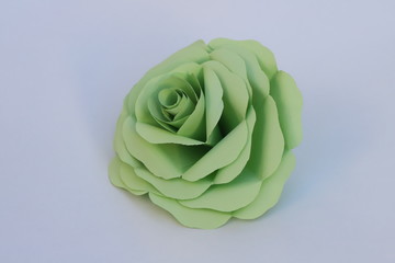 折り紙で作った緑色のバラの花