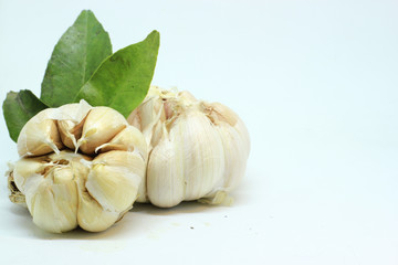 photo of garlic arranged stacked against a white background, garlic is a seasoning that is commonly used in southeast Asia, garlic also has a high antioxidant content