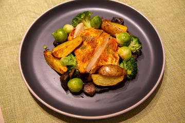 Gesunde Mahlzeit mit Hähnchenbrust Filet und frischem Gemüse