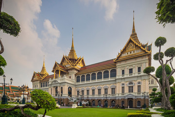 Naklejka premium Tourists visiting The great and beautiful Chakkri Maha Prasat Throne Hall, The Grand Palace in Bangkok, Thailand.