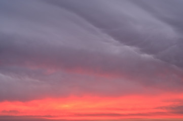 Obraz premium Photo of a gloomy sky colororg at sunrise over the city