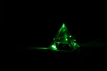 Der Strahl eines gr&uuml;nen Lasers wird durch ein Prisma geleitet