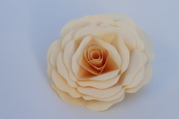 折り紙で作ったクリーム色のバラの花