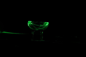 Laser geht durch ein Prisma hindurch