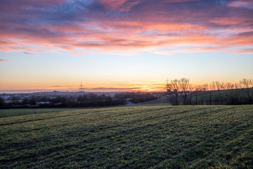 Sonnenaufgang &uuml;ber den Feldern