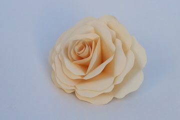 折り紙で作ったクリーム色のバラの花