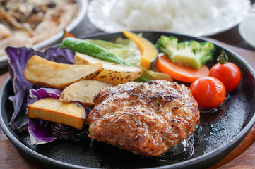 野菜たっぷりアツアツ鉄板焼ハンバーグ