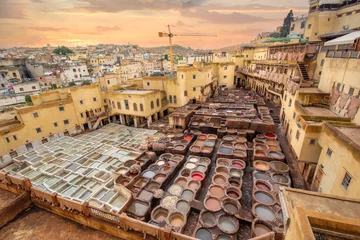 Photo sur Aluminium Maroc Anciens réservoirs des tanneries de Fès avec peinture de couleur pour cuir. la tannerie Chouara est la plus ancienne encore en activité et date du 11ème siècle. au coeur de la médina de Fes, Maroc au coucher du soleil.