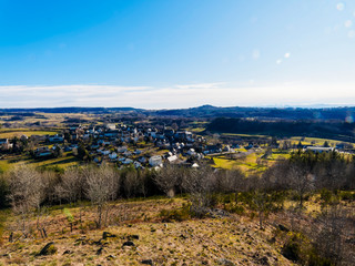 Fototapeta na wymiar La Tour-d'Auvergne sur un promontoire dans la vallée de la Burande sur le versant ouest du massif du Sancy dans le Puy-de-Dôme